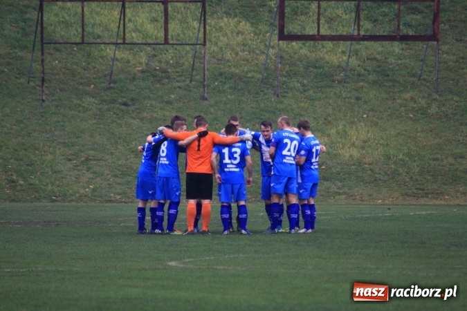 Zdjęcie w galerii na portalu naszraciborz.pl: Skromne zwycięstwo Nędzy w Łabędach na zakończenie rundy jesiennej wiadomości z regionu