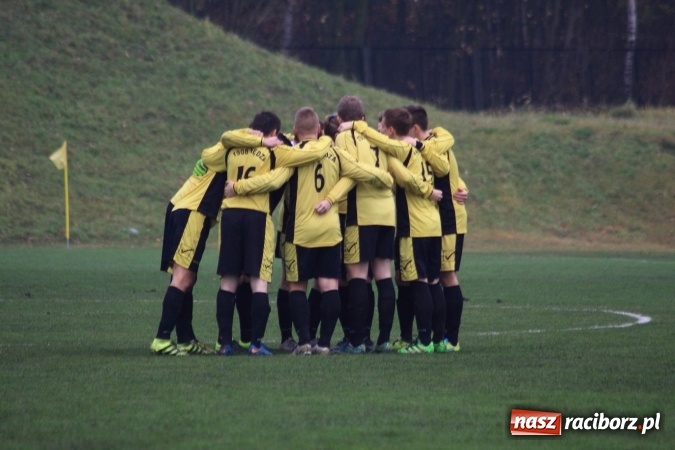 Zdjęcie w galerii na portalu naszraciborz.pl: Skromne zwycięstwo Nędzy w Łabędach na zakończenie rundy jesiennej wiadomości z regionu