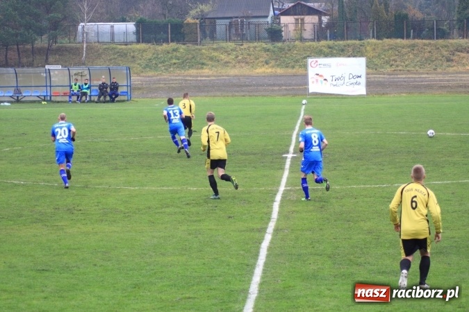 Zdjęcie w galerii na portalu naszraciborz.pl: Skromne zwycięstwo Nędzy w Łabędach na zakończenie rundy jesiennej wiadomości z regionu