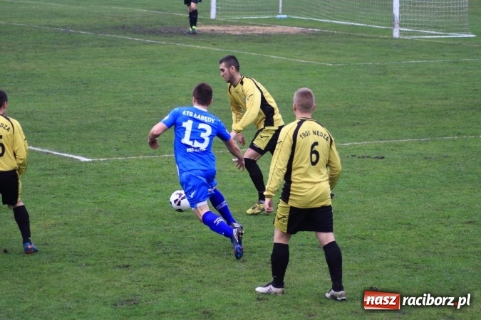 Zdjęcie w galerii na portalu naszraciborz.pl: Skromne zwycięstwo Nędzy w Łabędach na zakończenie rundy jesiennej wiadomości z regionu