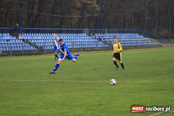 Zdjęcie w galerii na portalu naszraciborz.pl: Skromne zwycięstwo Nędzy w Łabędach na zakończenie rundy jesiennej wiadomości z regionu