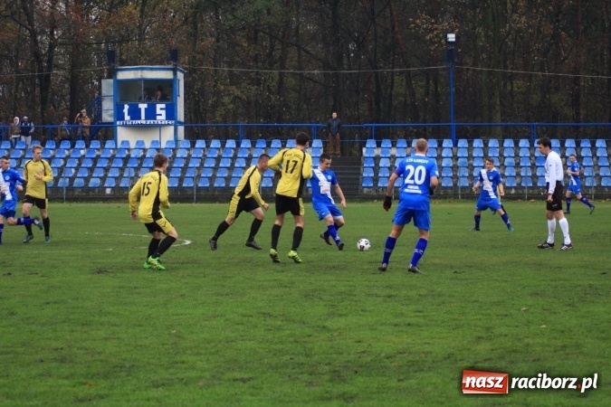 Zdjęcie w galerii na portalu naszraciborz.pl: Skromne zwycięstwo Nędzy w Łabędach na zakończenie rundy jesiennej wiadomości z regionu
