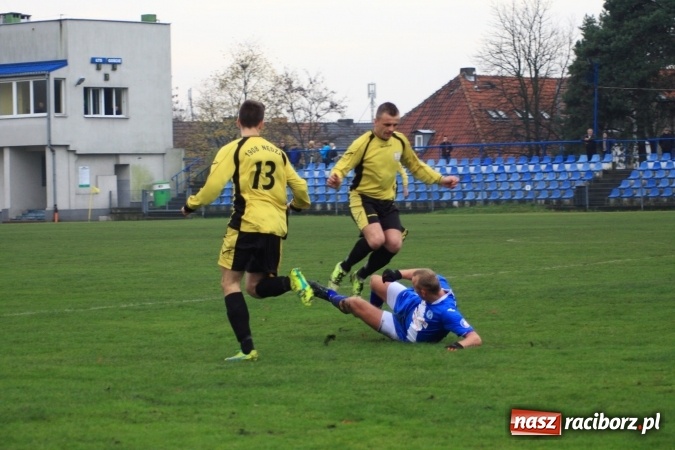 Zdjęcie w galerii na portalu naszraciborz.pl: Skromne zwycięstwo Nędzy w Łabędach na zakończenie rundy jesiennej wiadomości z regionu