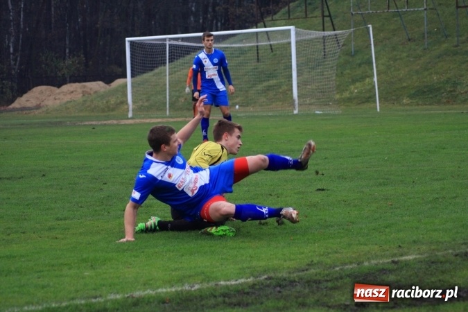 Zdjęcie w galerii na portalu naszraciborz.pl: Skromne zwycięstwo Nędzy w Łabędach na zakończenie rundy jesiennej wiadomości z regionu