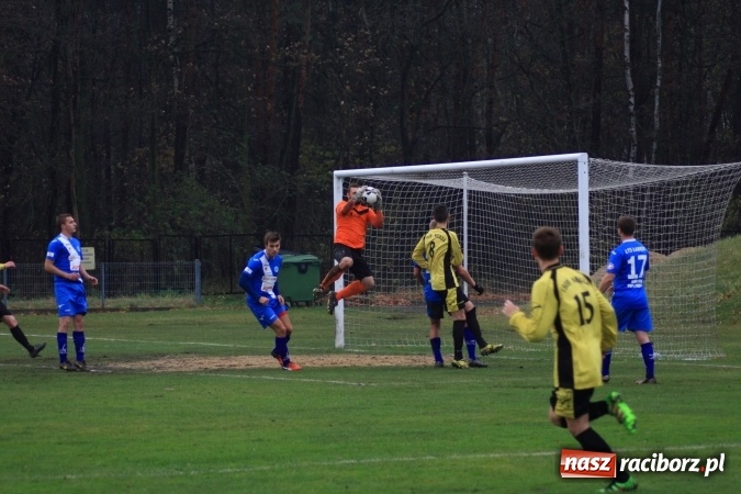 Zdjęcie w galerii na portalu naszraciborz.pl: Skromne zwycięstwo Nędzy w Łabędach na zakończenie rundy jesiennej wiadomości z regionu