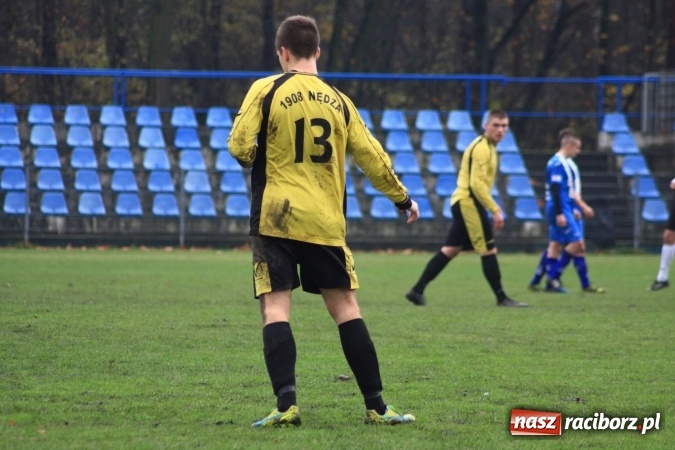 Zdjęcie w galerii na portalu naszraciborz.pl: Skromne zwycięstwo Nędzy w Łabędach na zakończenie rundy jesiennej wiadomości z regionu