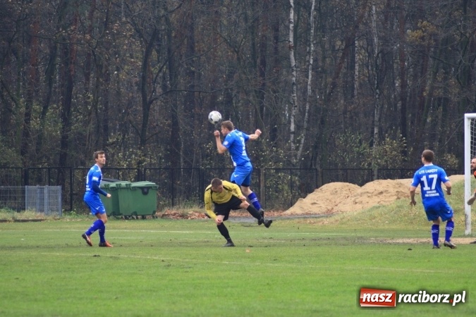 Zdjęcie w galerii na portalu naszraciborz.pl: Skromne zwycięstwo Nędzy w Łabędach na zakończenie rundy jesiennej wiadomości z regionu