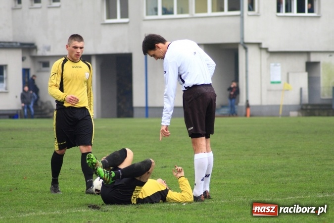 Zdjęcie w galerii na portalu naszraciborz.pl: Skromne zwycięstwo Nędzy w Łabędach na zakończenie rundy jesiennej wiadomości z regionu