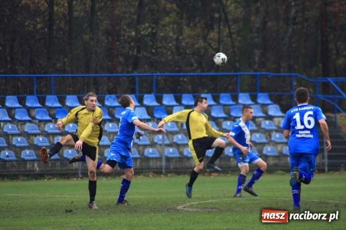 Zdjęcie w galerii na portalu naszraciborz.pl: Skromne zwycięstwo Nędzy w Łabędach na zakończenie rundy jesiennej wiadomości z regionu