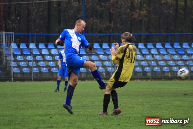 Zdjęcie w galerii na portalu naszraciborz.pl: Skromne zwycięstwo Nędzy w Łabędach na zakończenie rundy jesiennej wiadomości z regionu