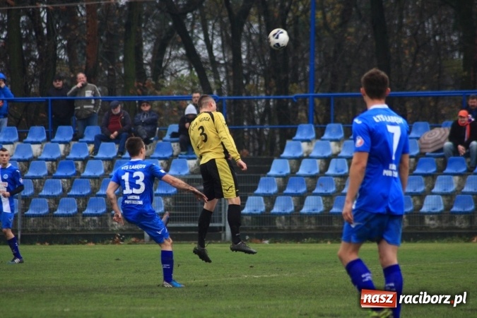 Zdjęcie w galerii na portalu naszraciborz.pl: Skromne zwycięstwo Nędzy w Łabędach na zakończenie rundy jesiennej wiadomości z regionu