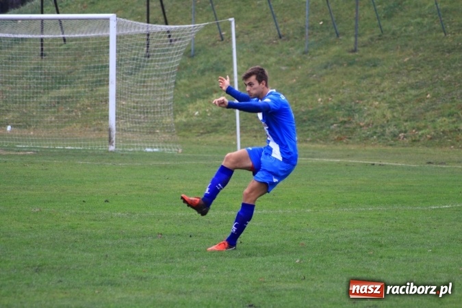 Zdjęcie w galerii na portalu naszraciborz.pl: Skromne zwycięstwo Nędzy w Łabędach na zakończenie rundy jesiennej wiadomości z regionu