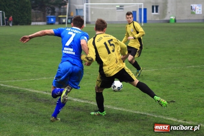 Zdjęcie w galerii na portalu naszraciborz.pl: Skromne zwycięstwo Nędzy w Łabędach na zakończenie rundy jesiennej wiadomości z regionu