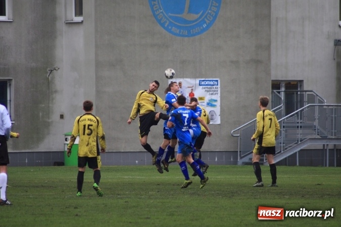 Zdjęcie w galerii na portalu naszraciborz.pl: Skromne zwycięstwo Nędzy w Łabędach na zakończenie rundy jesiennej wiadomości z regionu