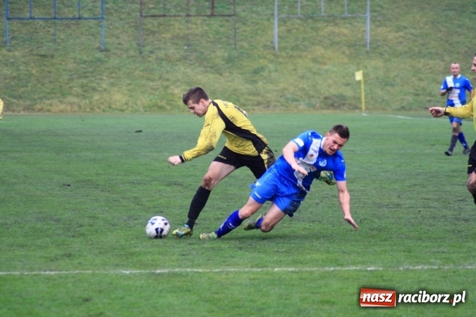 Zdjęcie w galerii na portalu naszraciborz.pl: Skromne zwycięstwo Nędzy w Łabędach na zakończenie rundy jesiennej wiadomości z regionu