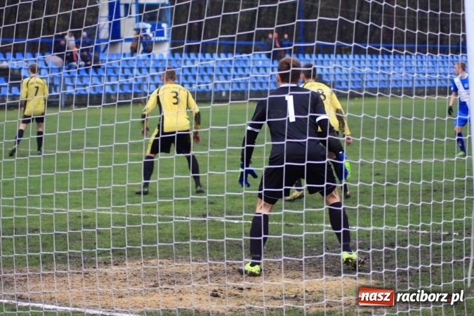 Zdjęcie w galerii na portalu naszraciborz.pl: Skromne zwycięstwo Nędzy w Łabędach na zakończenie rundy jesiennej wiadomości z regionu