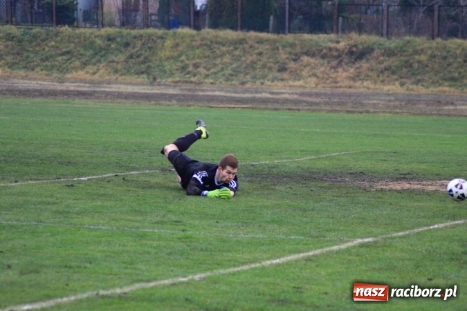 Zdjęcie w galerii na portalu naszraciborz.pl: Skromne zwycięstwo Nędzy w Łabędach na zakończenie rundy jesiennej wiadomości z regionu