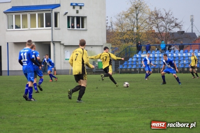 Zdjęcie w galerii na portalu naszraciborz.pl: Skromne zwycięstwo Nędzy w Łabędach na zakończenie rundy jesiennej wiadomości z regionu