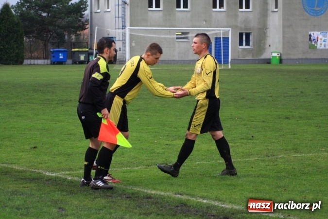 Zdjęcie w galerii na portalu naszraciborz.pl: Skromne zwycięstwo Nędzy w Łabędach na zakończenie rundy jesiennej wiadomości z regionu