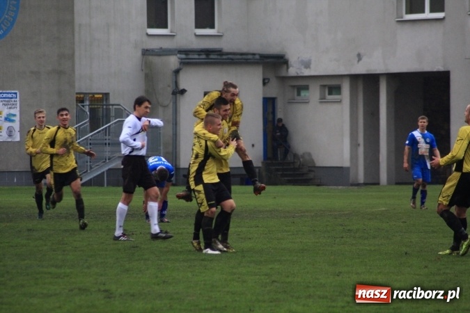 Zdjęcie w galerii na portalu naszraciborz.pl: Skromne zwycięstwo Nędzy w Łabędach na zakończenie rundy jesiennej wiadomości z regionu