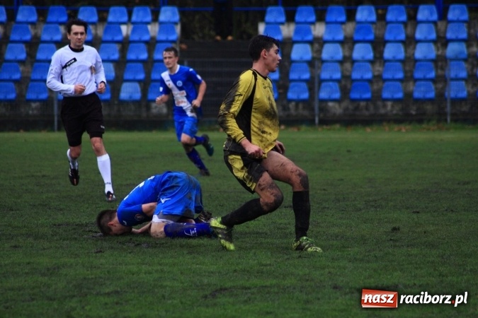 Zdjęcie w galerii na portalu naszraciborz.pl: Skromne zwycięstwo Nędzy w Łabędach na zakończenie rundy jesiennej wiadomości z regionu