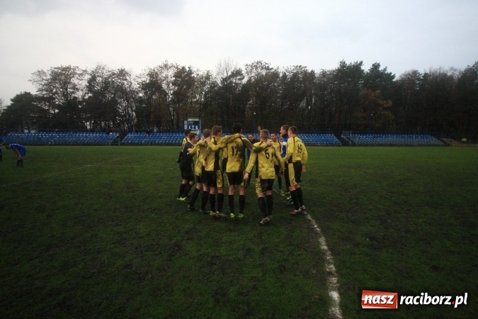 Zdjęcie w galerii na portalu naszraciborz.pl: Skromne zwycięstwo Nędzy w Łabędach na zakończenie rundy jesiennej wiadomości z regionu