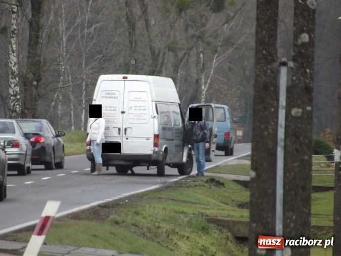 Zdjęcie w galerii na portalu naszraciborz.pl: Kolizja nissana z samochodem dostawczym na trasie Racib&oacute;rz - Rudy wiadomości z regionu