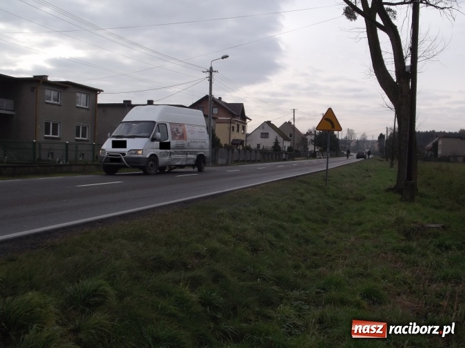 Zdjęcie w galerii na portalu naszraciborz.pl: Kolizja nissana z samochodem dostawczym na trasie Racib&oacute;rz - Rudy wiadomości z regionu