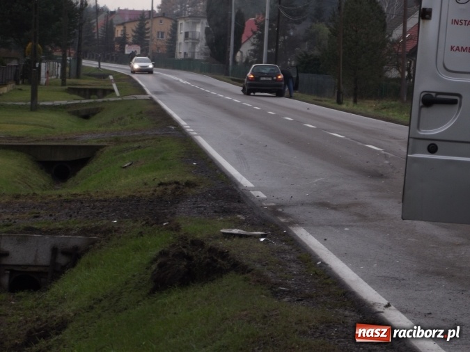 Zdjęcie w galerii na portalu naszraciborz.pl: Kolizja nissana z samochodem dostawczym na trasie Racib&oacute;rz - Rudy wiadomości z regionu