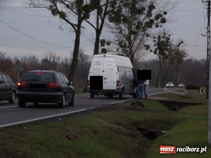 Zdjęcie w galerii na portalu naszraciborz.pl: Kolizja nissana z samochodem dostawczym na trasie Racib&oacute;rz - Rudy wiadomości z regionu