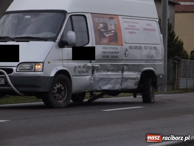 Zdjęcie w galerii na portalu naszraciborz.pl: Kolizja nissana z samochodem dostawczym na trasie Racib&oacute;rz - Rudy wiadomości z regionu