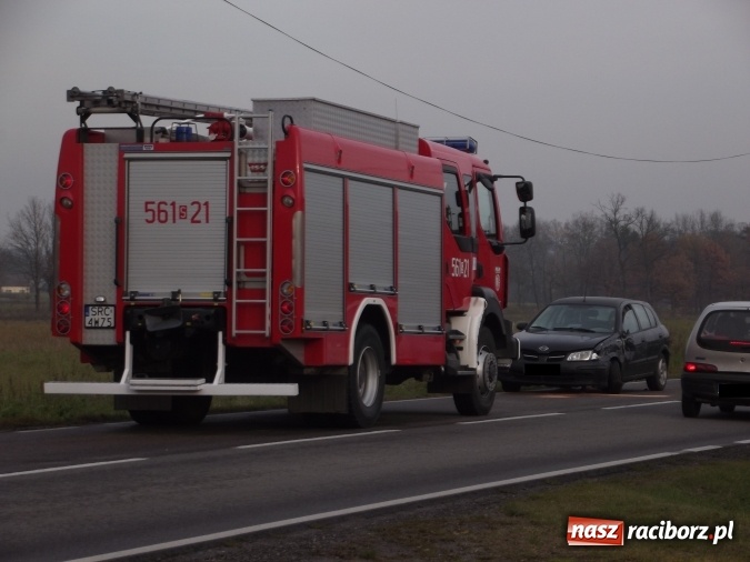 Zdjęcie w galerii na portalu naszraciborz.pl: Kolizja nissana z samochodem dostawczym na trasie Racib&oacute;rz - Rudy wiadomości z regionu