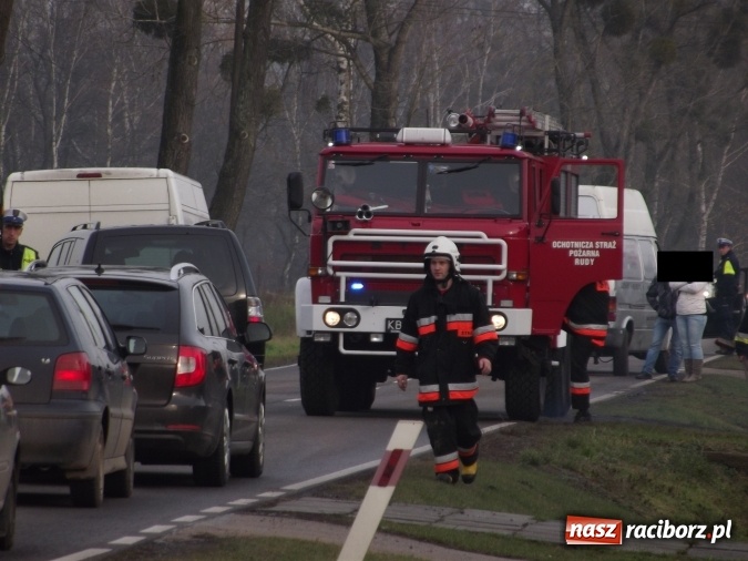 Zdjęcie w galerii na portalu naszraciborz.pl: Kolizja nissana z samochodem dostawczym na trasie Racib&oacute;rz - Rudy wiadomości z regionu