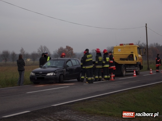 Zdjęcie w galerii na portalu naszraciborz.pl: Kolizja nissana z samochodem dostawczym na trasie Racib&oacute;rz - Rudy wiadomości z regionu