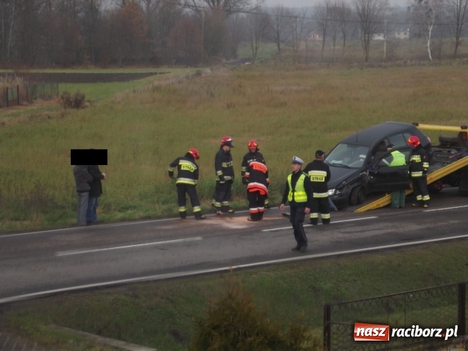 Zdjęcie w galerii na portalu naszraciborz.pl: Kolizja nissana z samochodem dostawczym na trasie Racib&oacute;rz - Rudy wiadomości z regionu