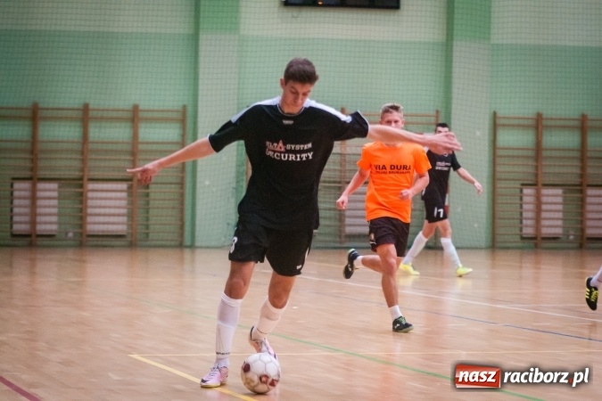 Zdjęcie w galerii na portalu naszraciborz.pl: Niedzielny maraton futsalu w Arenie Rafako wiadomości z regionu