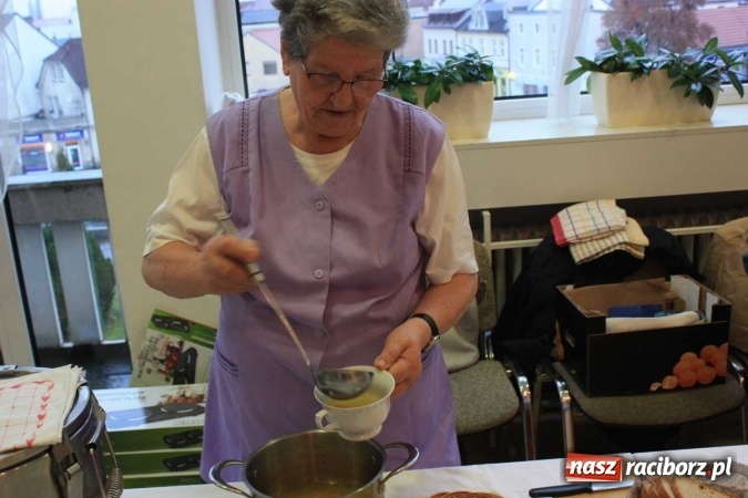 Zdjęcie w galerii na portalu naszraciborz.pl: Kulinarny powr&oacute;t do tradycji - pokaz w Hlucinie wiadomości z regionu