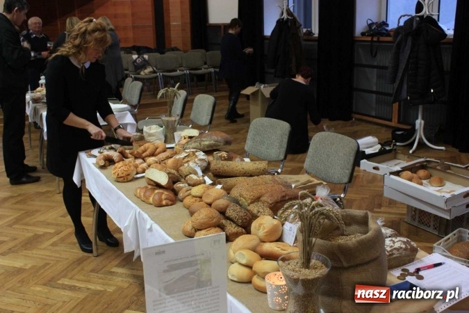 Zdjęcie w galerii na portalu naszraciborz.pl: Kulinarny powr&oacute;t do tradycji - pokaz w Hlucinie wiadomości z regionu