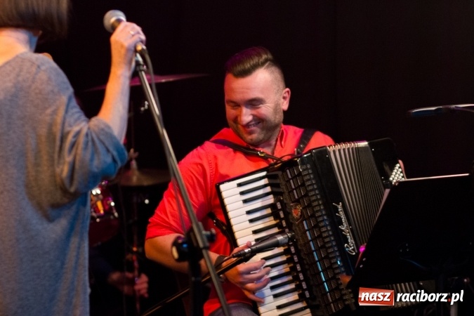 Zdjęcie w galerii na portalu naszraciborz.pl: Lidia Pospieszalska wystąpiła na Końcu Świata wiadomości z regionu