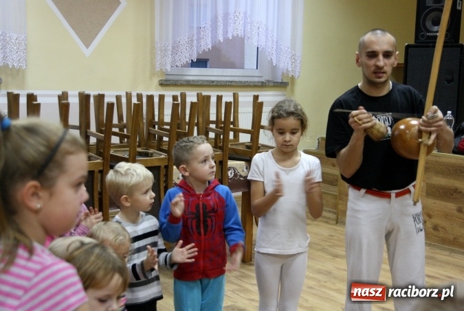 Zdjęcie w galerii na portalu naszraciborz.pl: Muzyka, rytm, walka i śpiew. Capoeira w Szymocicach  wiadomości z regionu