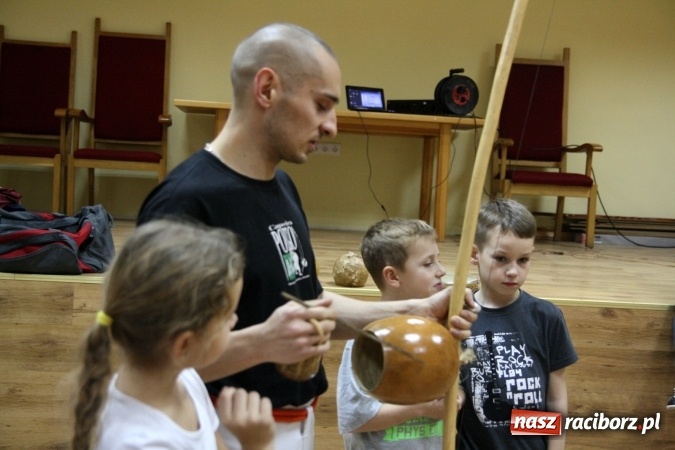 Zdjęcie w galerii na portalu naszraciborz.pl: Muzyka, rytm, walka i śpiew. Capoeira w Szymocicach  wiadomości z regionu