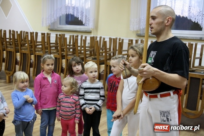 Zdjęcie w galerii na portalu naszraciborz.pl: Muzyka, rytm, walka i śpiew. Capoeira w Szymocicach  wiadomości z regionu