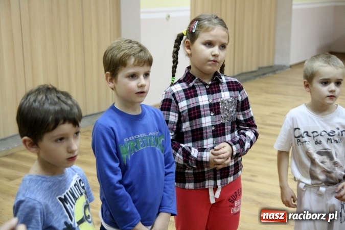 Zdjęcie w galerii na portalu naszraciborz.pl: Muzyka, rytm, walka i śpiew. Capoeira w Szymocicach  wiadomości z regionu