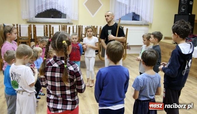 Zdjęcie w galerii na portalu naszraciborz.pl: Muzyka, rytm, walka i śpiew. Capoeira w Szymocicach  wiadomości z regionu