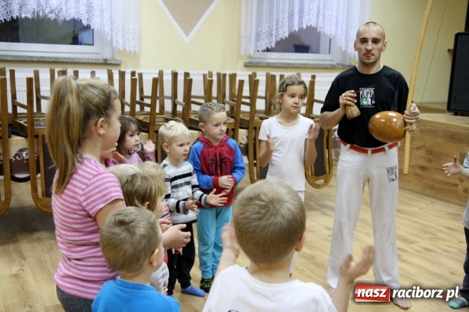Zdjęcie w galerii na portalu naszraciborz.pl: Muzyka, rytm, walka i śpiew. Capoeira w Szymocicach  wiadomości z regionu