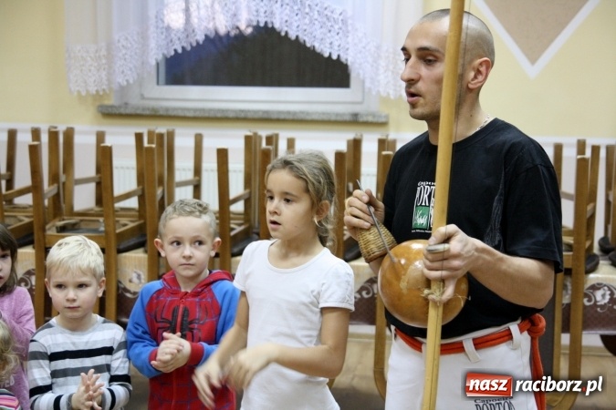 Zdjęcie w galerii na portalu naszraciborz.pl: Muzyka, rytm, walka i śpiew. Capoeira w Szymocicach  wiadomości z regionu