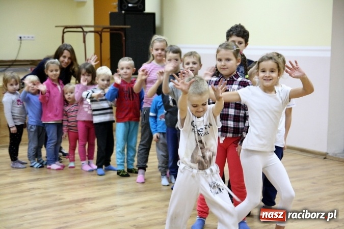 Zdjęcie w galerii na portalu naszraciborz.pl: Muzyka, rytm, walka i śpiew. Capoeira w Szymocicach  wiadomości z regionu