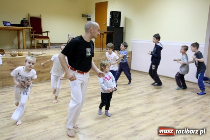 Zdjęcie w galerii na portalu naszraciborz.pl: Muzyka, rytm, walka i śpiew. Capoeira w Szymocicach  wiadomości z regionu