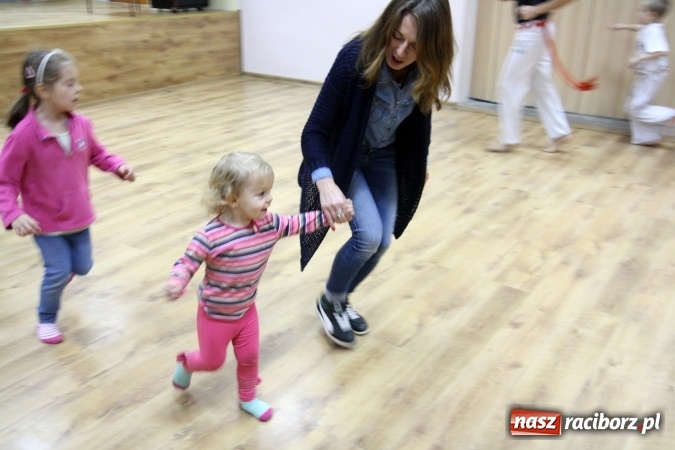 Zdjęcie w galerii na portalu naszraciborz.pl: Muzyka, rytm, walka i śpiew. Capoeira w Szymocicach  wiadomości z regionu