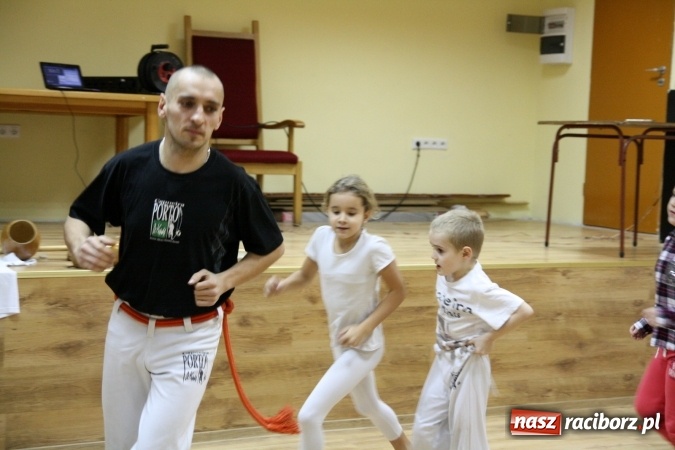 Zdjęcie w galerii na portalu naszraciborz.pl: Muzyka, rytm, walka i śpiew. Capoeira w Szymocicach  wiadomości z regionu